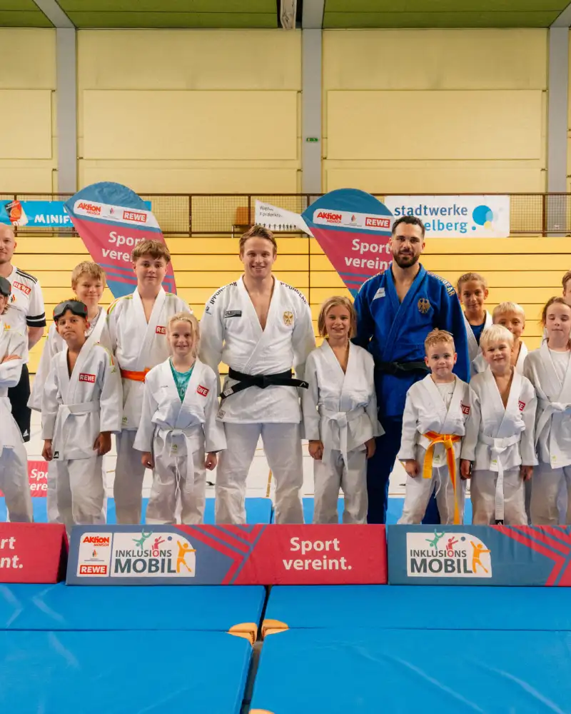 Eine Gruppe Kinder in der Sporthalle beim Para-Judo-Aktionstag.