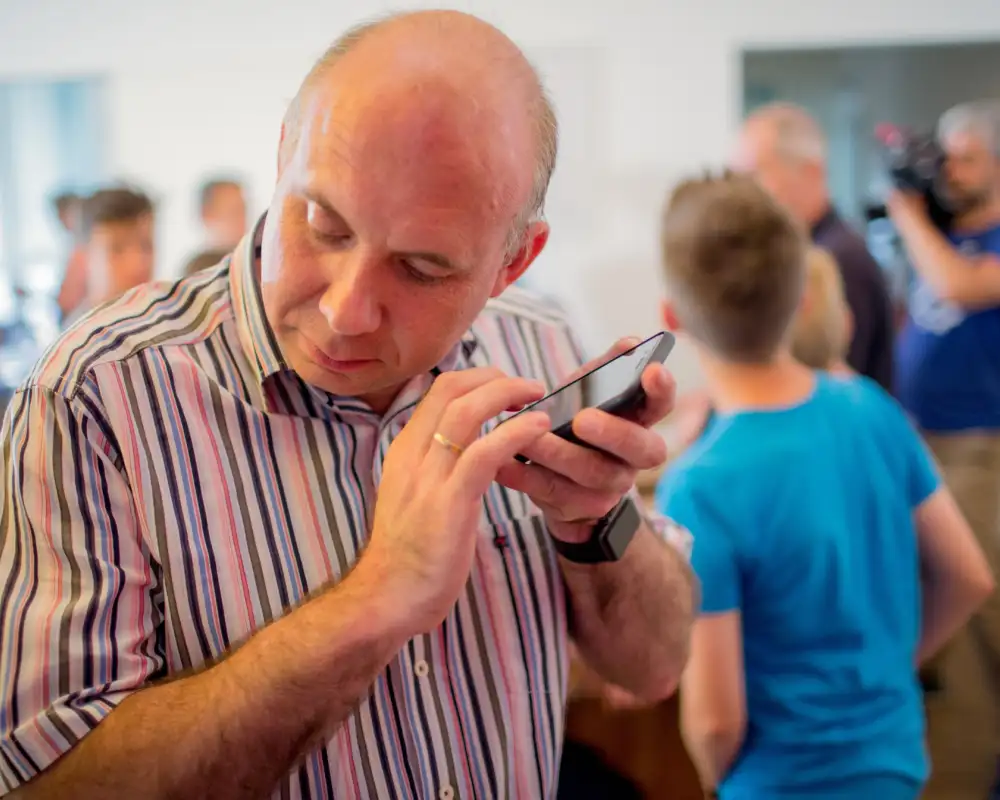Ein Mann hält sich sein Smartphone ans Ohr.