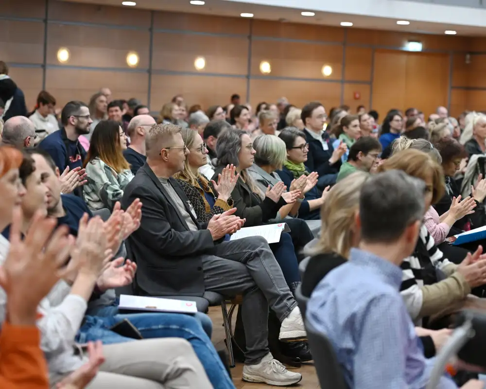 Blick in den Saal voller Teilnehmer*innen beim Kongress Veränderung gestalten – Kommunen werden inklusiv