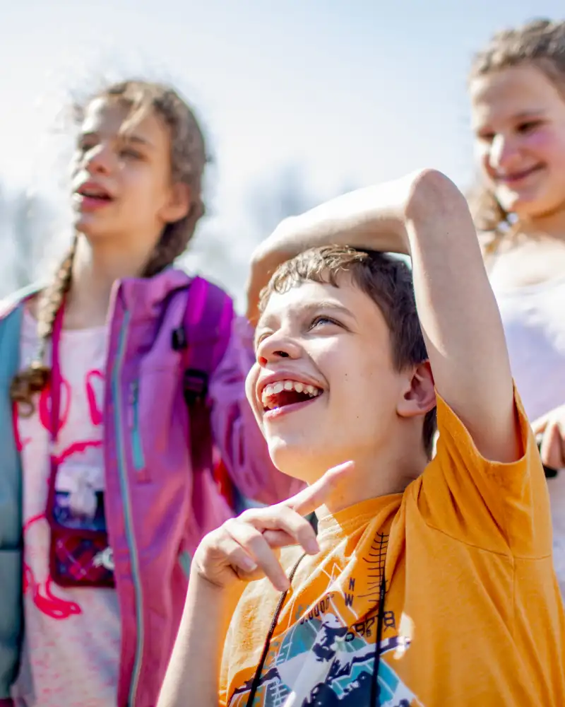 Eine inklusive Gruppe von Kindern in sommerlicher Kleidung.