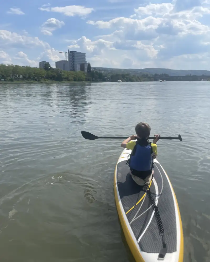 Ein Junge in einem Kanu auf einem Fluss.