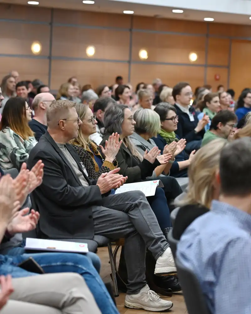 Blick in den Saal voller Teilnehmer*innen beim Kongress Veränderung gestalten – Kommunen werden inklusiv
