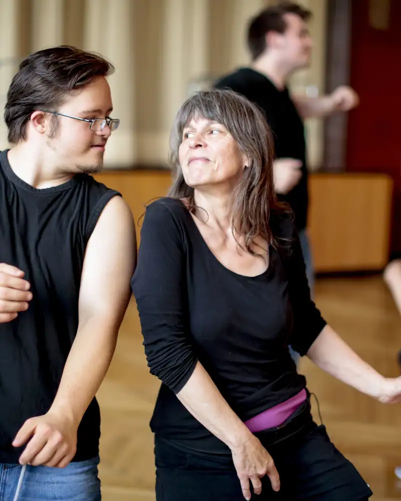 Zwei tanzende Menschen.