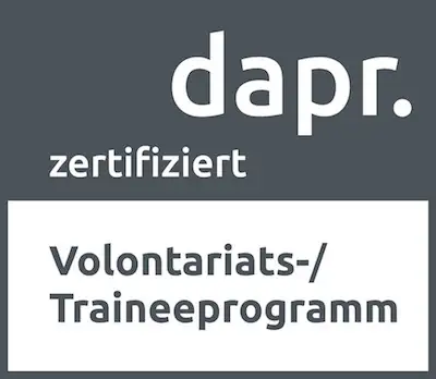 Das dapr.-Siegel: ein grauer Kasten, darin steht "dapr. zertifiziert". Darunter ein weißer Kasten in dem steht "Volontariats-/Traineeprogramm"