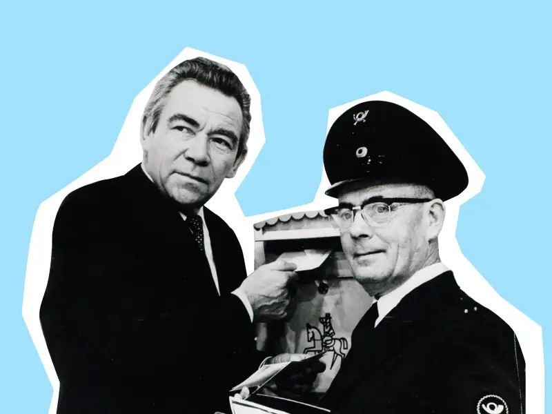 Schwarz-weiß Aufnahme aus den 60ern: Peter Frankenfeld und ein Postbeamter stehen vor reinem Briefkasten und werfen einen Brief ein.