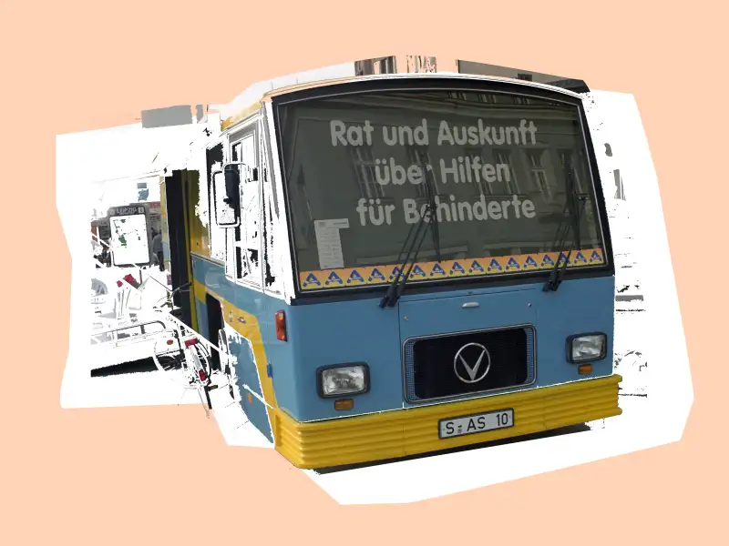 Ein blau-gelber Bus mit dem Schriftzug "Rat und Auskunft über Hilfen für Behinderte" auf de Windschutzscheibe.