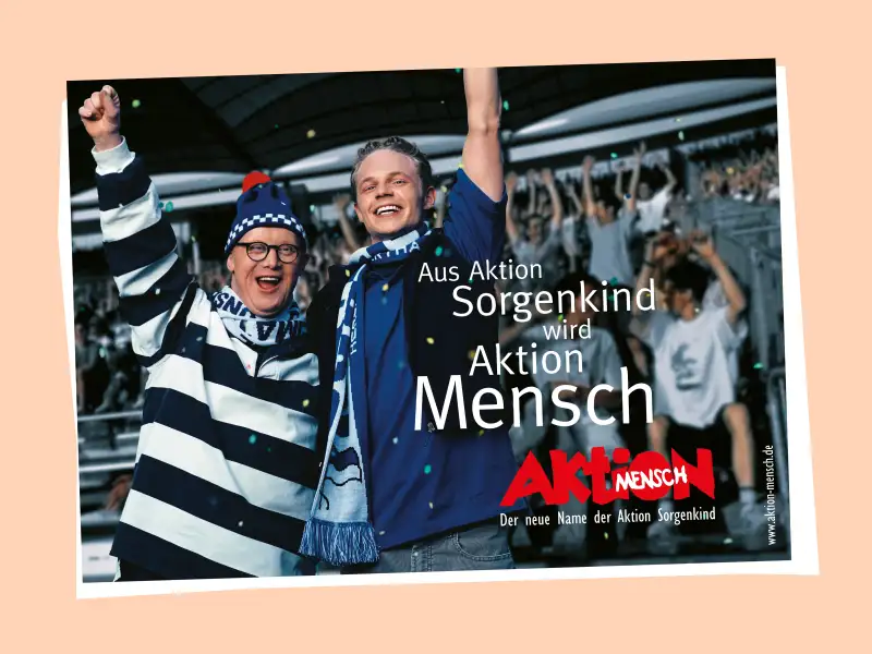 Ein Mann mit Down-Syndrom und ein junger Mann im blauen Hemd jubelnd. Es ist der Schriftzug "Aus Aktion Sorgenkind wird Aktion Mensch" zu lesen.