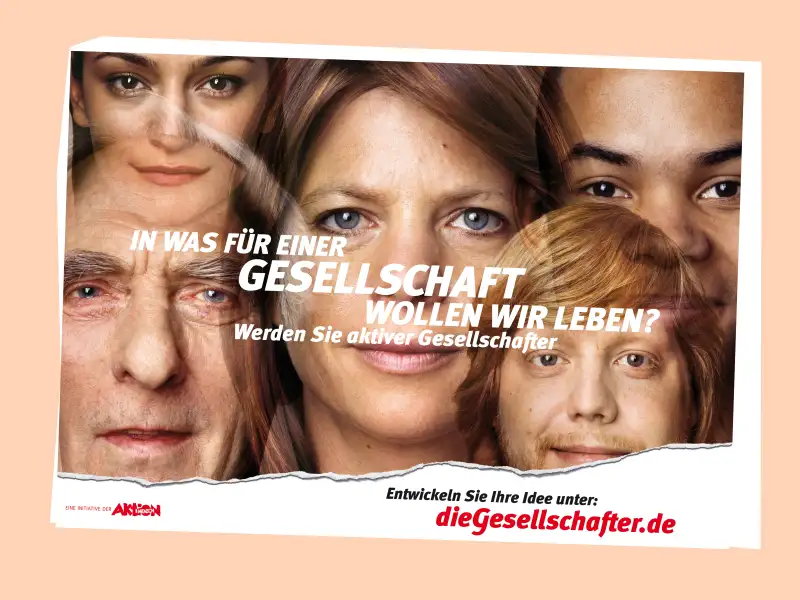 Plakat der Kampagne "dieGesellschafter": Mehrere Köpfe verschiedener Menschen. Darauf die Schrift "In was für einer Gesellschaft wollen wir leben? Werden Sie aktiver Gesellschafter"