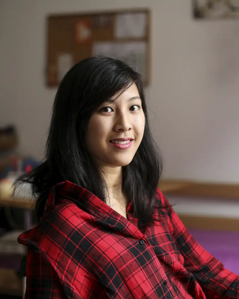 Porträt von Simone, einer jungen Frau mit langen, schwarzen Haaren.