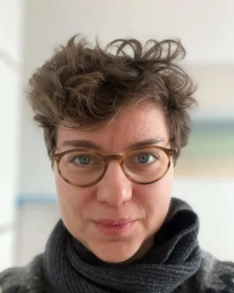 Portraitfoto von Franziska Seehausen. Sie hat kurze lockige Haare und trägt eine Brille.
