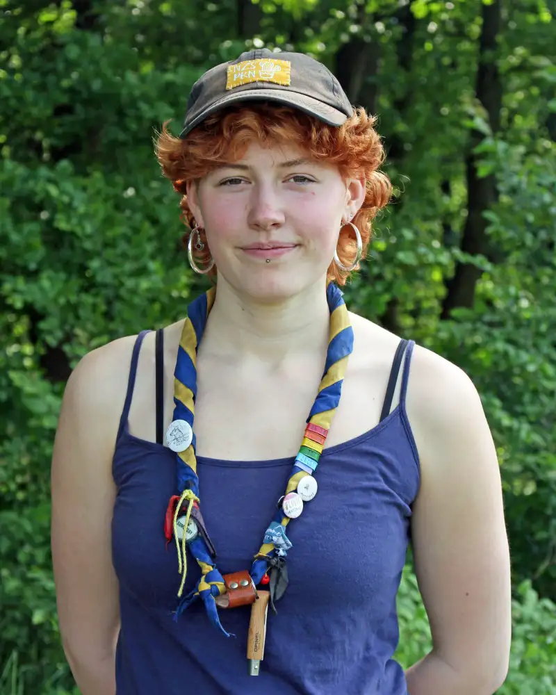 Porträt einer jungen rothaarigen Frau Pfadfinder-Halstuch.