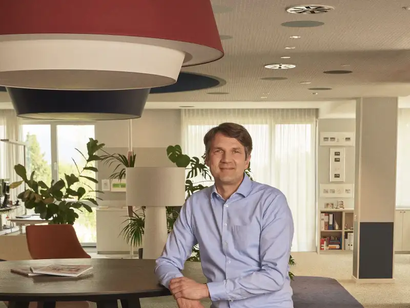 Porträt von Björn Schneider.