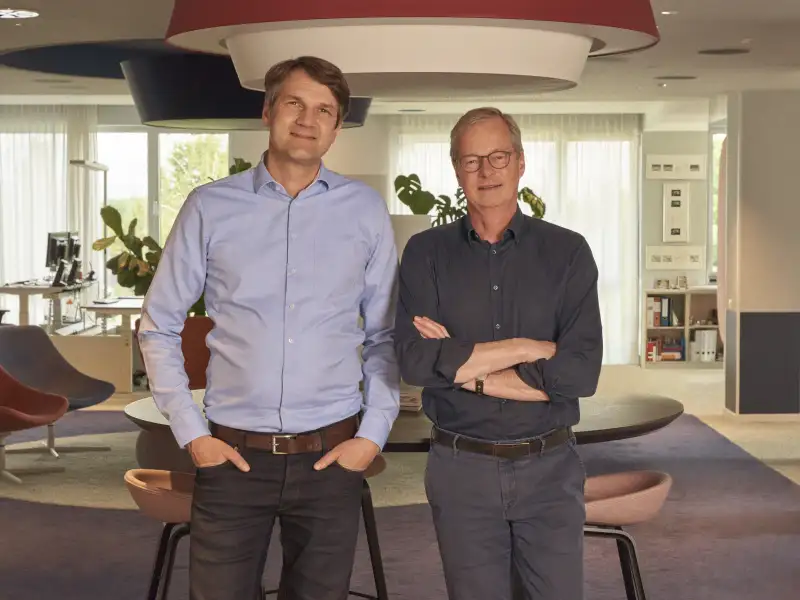 Die Vorstände der Aktion Mensch: Björn Schneider, ein groß gewachsener Mann mit dunklen, kurzen Haaren und Armin v. Buttlar, ein Mann mit hellen, kurzen Haaren und Brille.