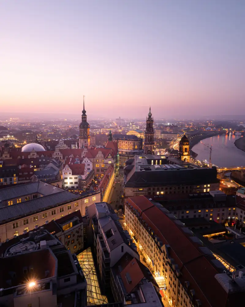 Luftbildaufnahme von Dresden in der Dämmerung