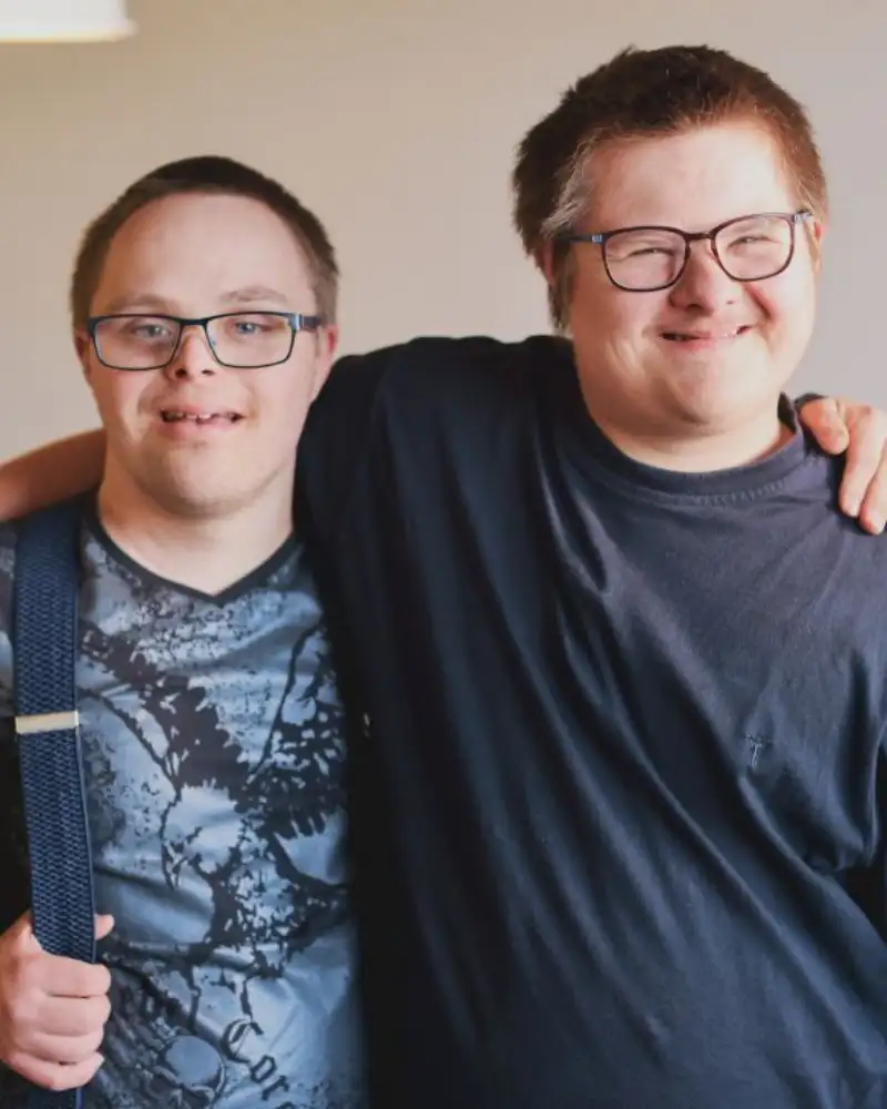 Teilnehmer Max Starke (rechts) und sein Mitbewohner Marc in der Küche der Wohnschule in Schönbach lernen hier selbständiger zu werden und irgendwann in einem eigenen Haushalt zu leben.
Aktion Mensch - 14.10.2023 - MaxDorf - Selbstbestimmt und sicher wohnen - Aufbau einer Wohnschule in Schönbach in der Oberlausitz - WG mit Marc, Max, Martin und Leonie.
Max will wissen worauf es ankommt, wenn man allein wohnt. Der 18-jährige ist deshalb bei der Wohnschule in Schönbach. Wir treffen Max in seiner Wohngruppe beim Wohntraining. Auf dem Plan steht heute Einkaufen und Pasta kochen.