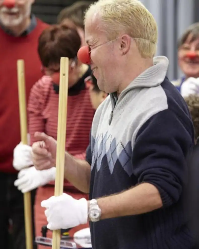 Eine Gruppe von Personen mit Clownsnasen.