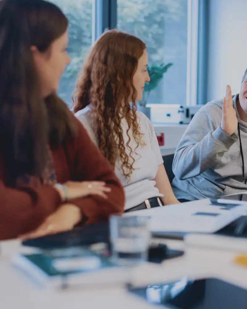 Die Redaktionsleiterin und zwei Mitarbeitende bei der Redaktionsbesprechung der inklusiven Redaktion "Die Normalos".