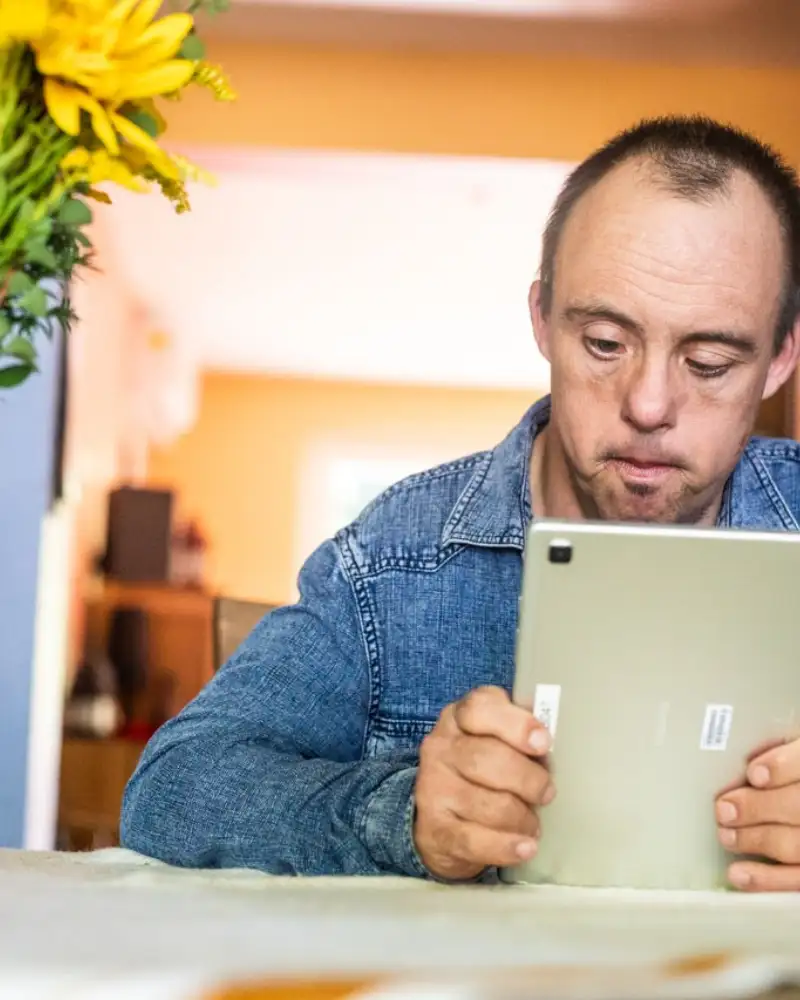 Ein Mann schaut auf ein Tablet.