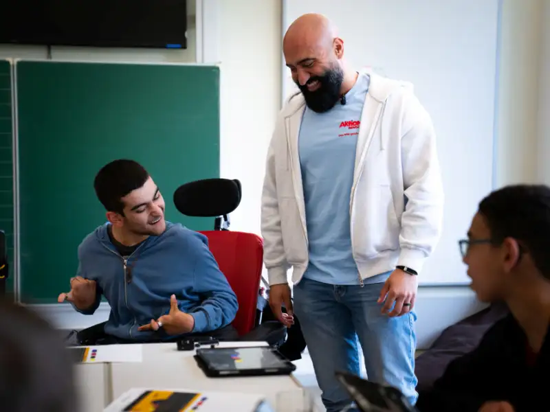 In unserer YouTube-Reihe "WIR gehen rein! Aktion Mensch on Tour." besuchen wir gemeinsam mit Rashid Hamid aka pflegesmile und prominenten Gästen von uns geförderte Projekte für junge Menschen. Wir zeigen, wie unsere Förderung wirkt und wie junge Menschen gestärkt werden. In der dritten Folge entdeckt Rashid gemeinsam mit Musikerin Cage die Welt der inklusiven Musik. Bei der iBand in Münster machen Jugendliche mit Behinderung nicht mit Triangel und Gitarre Musik, sondern mit iPads.