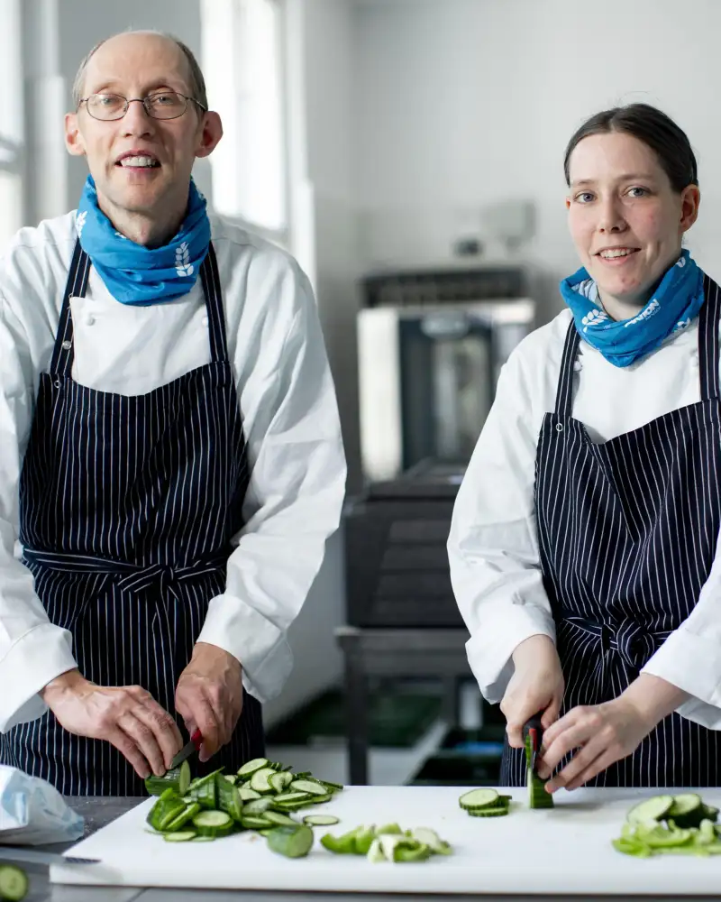 Ein Mann und eine Frau arbeiten in einer Küche