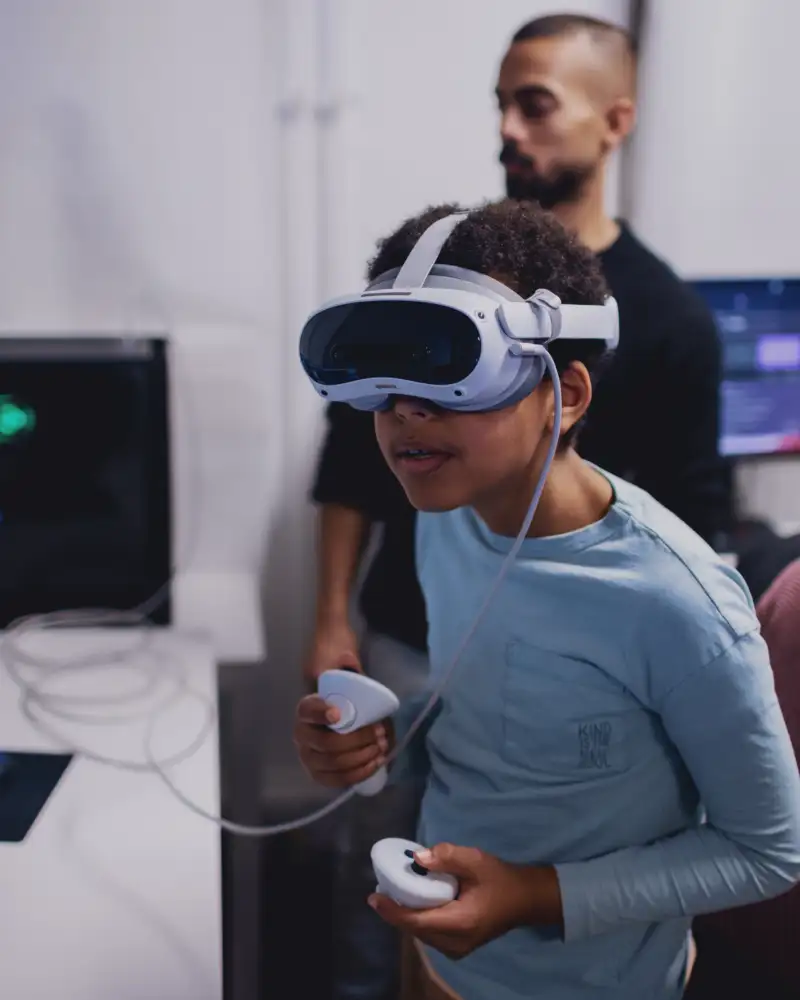 Ein Jungen mit VR Brille