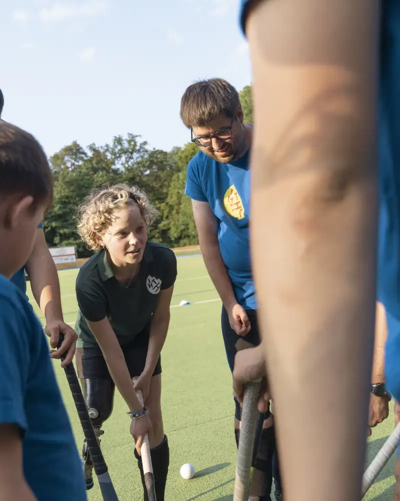 Jugendliche beim Hockey-Spiel