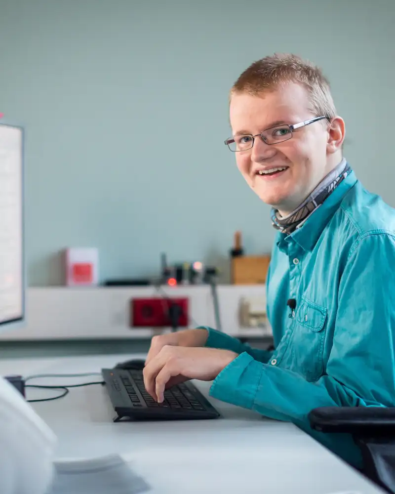 Ein junger Mann arbeitet am Computer