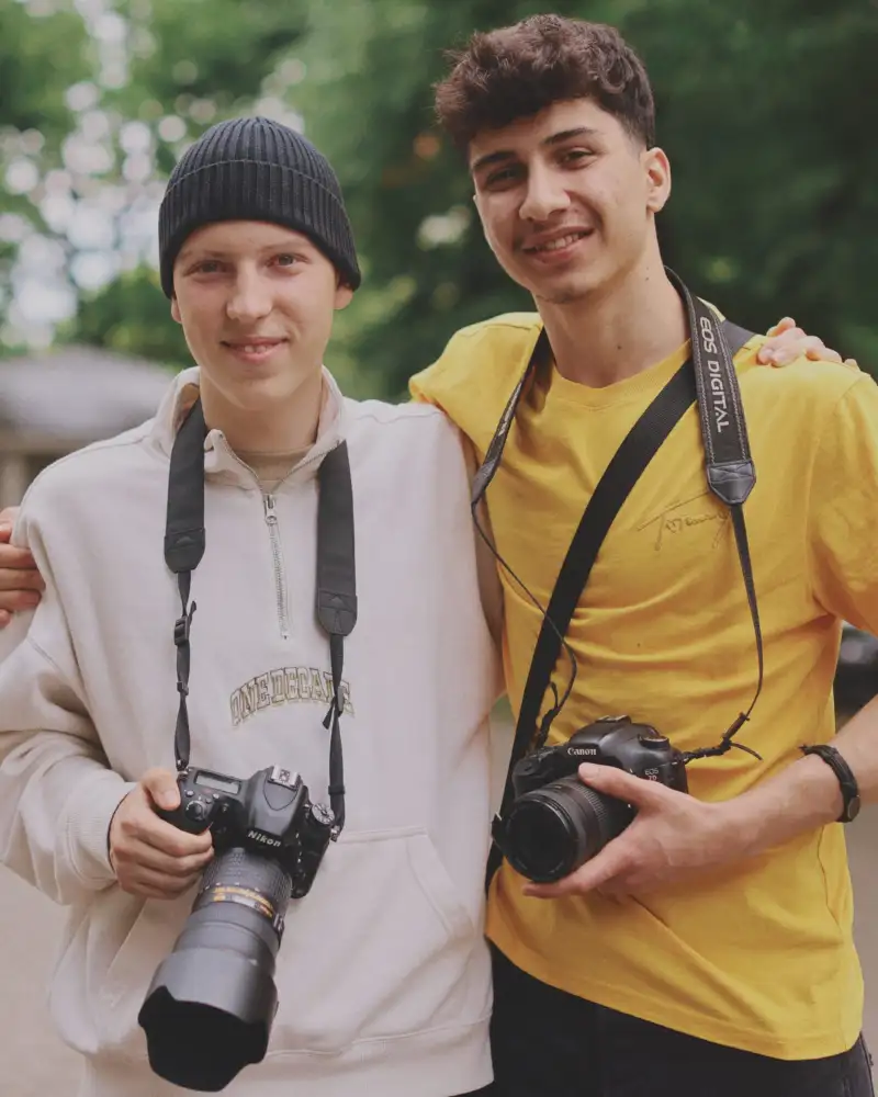 Zwei junge Männer mit Fotokameras
