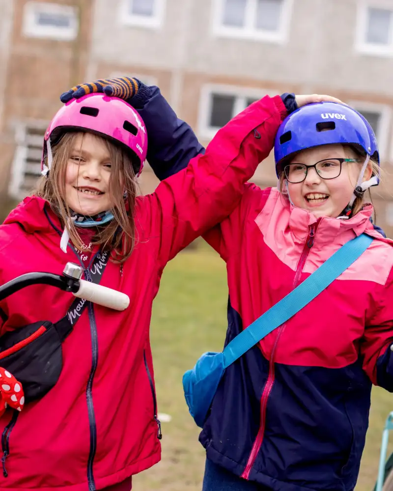 Zwei Mädchen mit Fahrrädern