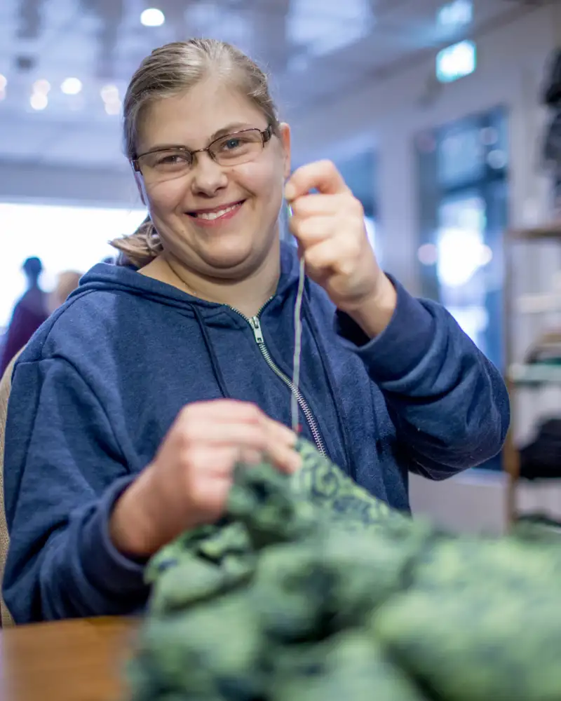 Eine junge Frau näht