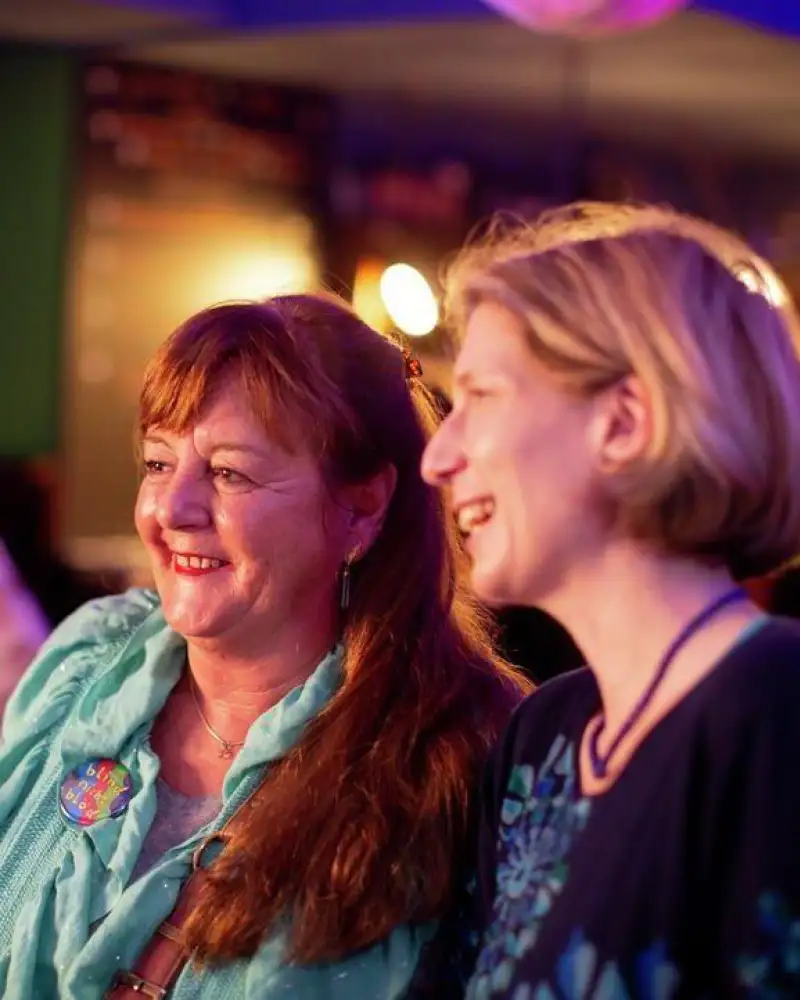 Zwei Frauen stehen dicht beieinander.