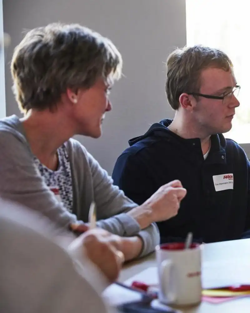 Zwei Menschen an einem Besprechungstisch