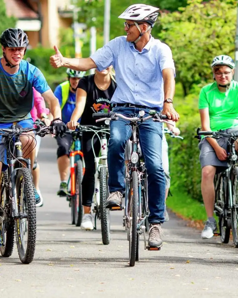 Mehrere Menschen auf dem Fahrrad.