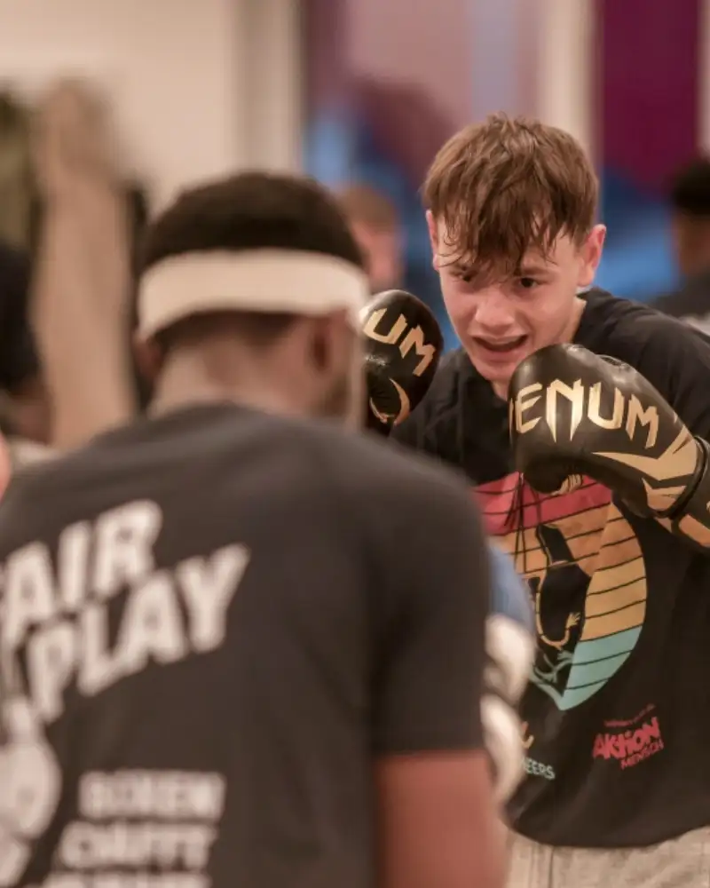 Mehrere Jungs beim Boxtraining