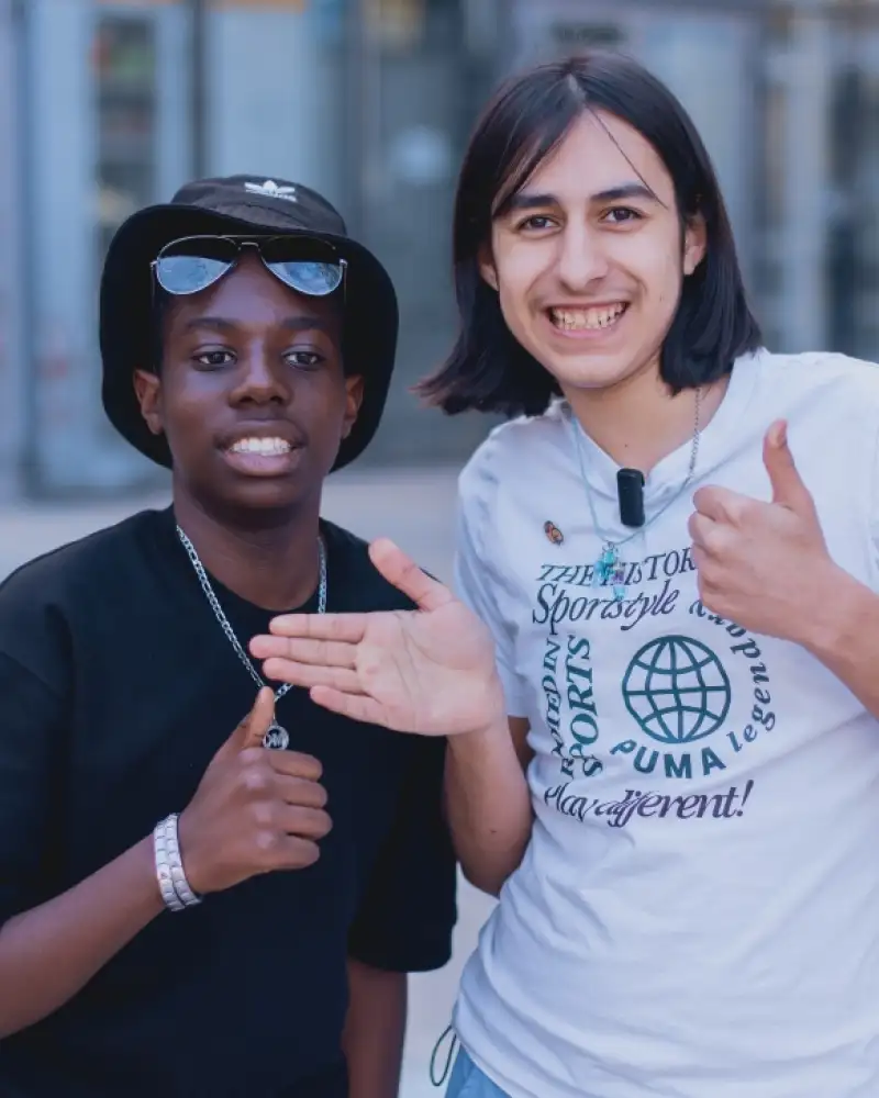 Zwei männliche Jugendliche, einer ist schwarz.