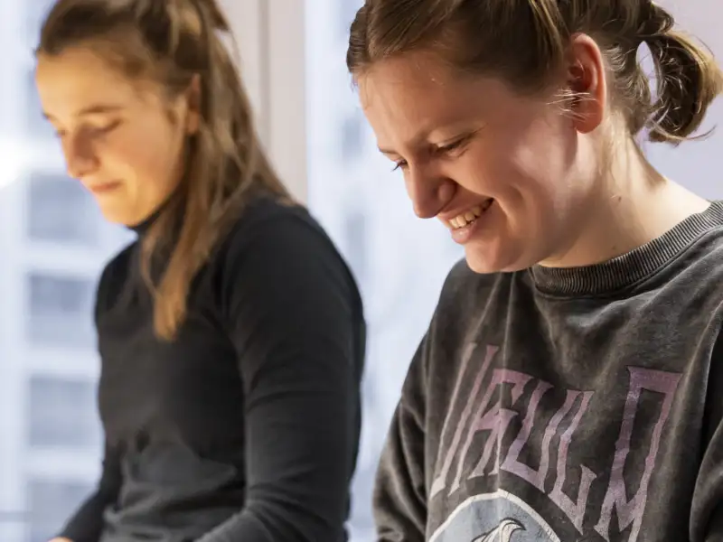Zwei Frauen schneiden etwas in einer Küche
