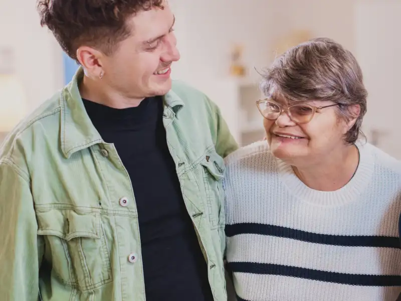 Seniorin mit Behinderung mit zwei weiteren Personen