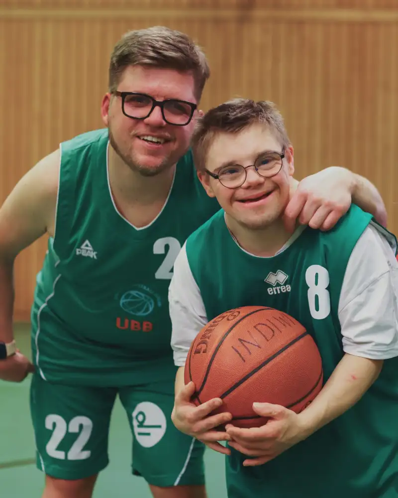 Zwei Basketballspieler, einer davon hat das Downsyndrom