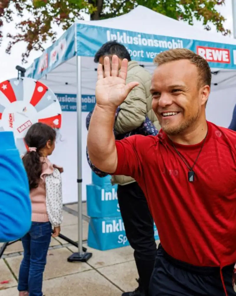 REWE, Aktion Mensch und der Deutsche Behindertensportverband (DBS) präsentieren gemeinsam mit Niko Kappel als Testimonial das Inklusionsmobil am 28.9.2024 beim Sportplatz der Inklusion in Bad Hersfeld. Foto: Jens Schlüter/ Gero Breloer für REWE Group