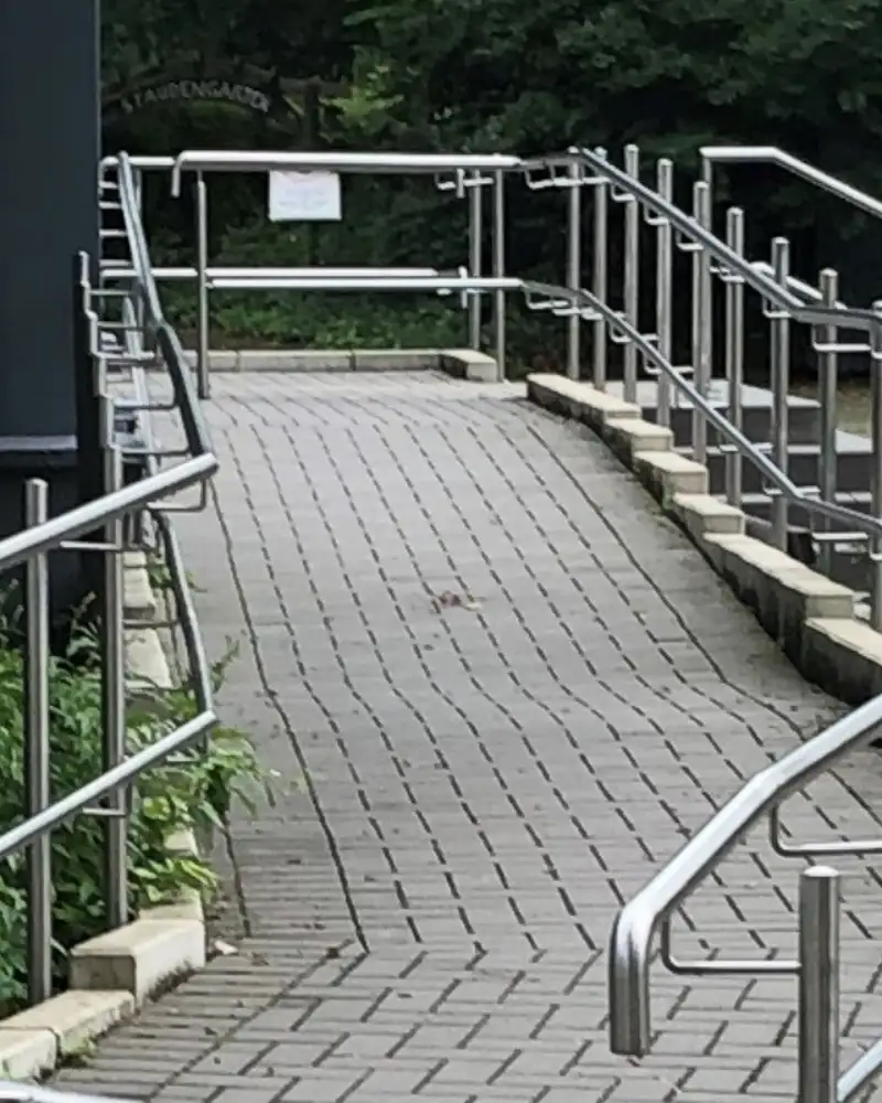 Betonrampe mit beidseitigem Geländer