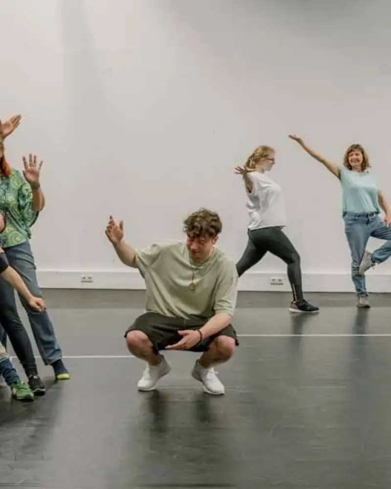 Eine Gruppe von Kindern zeigt verschiedene tänzerische Posen.