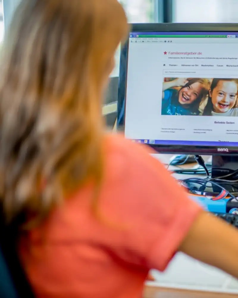 Eine Frau am Computer