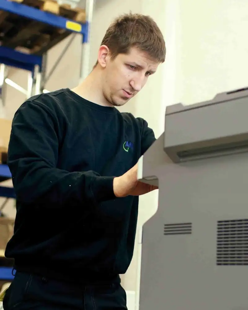 Ein Mann arbeitet an einem Scanner.
