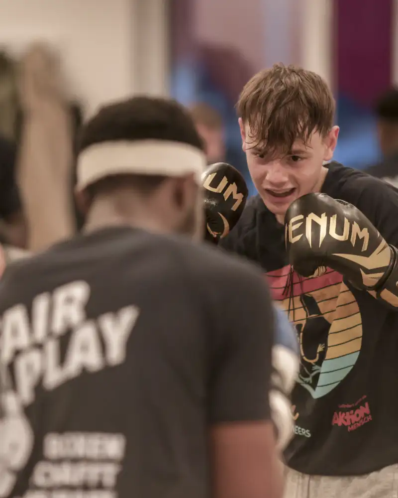 Mehrere Jungs beim Boxtraining