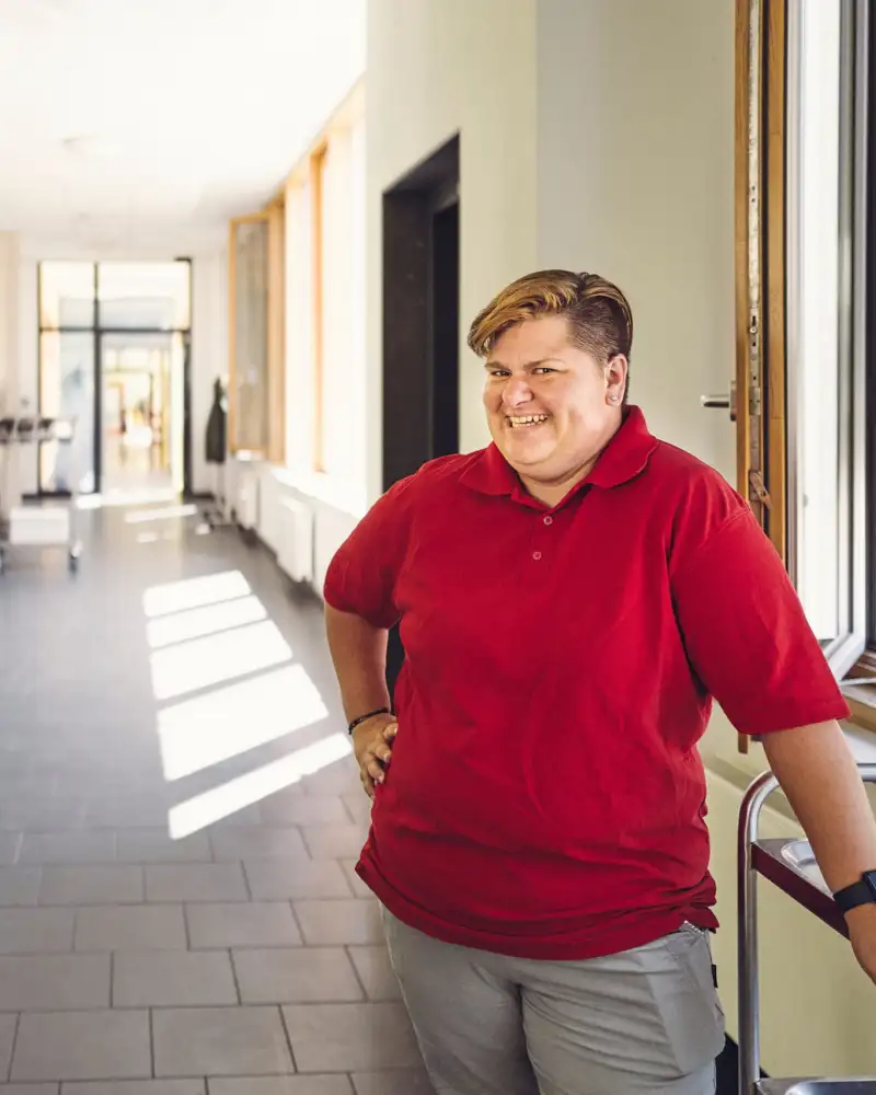 Zwei Menschen in einem Krankenhausflur