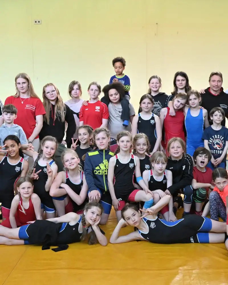 Gruppenbild mit jungen Sportlerinnen
