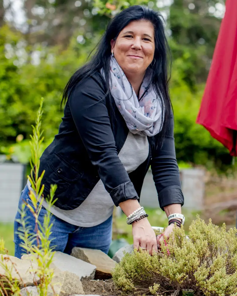 Eine Frau arbeitet an einem Beet