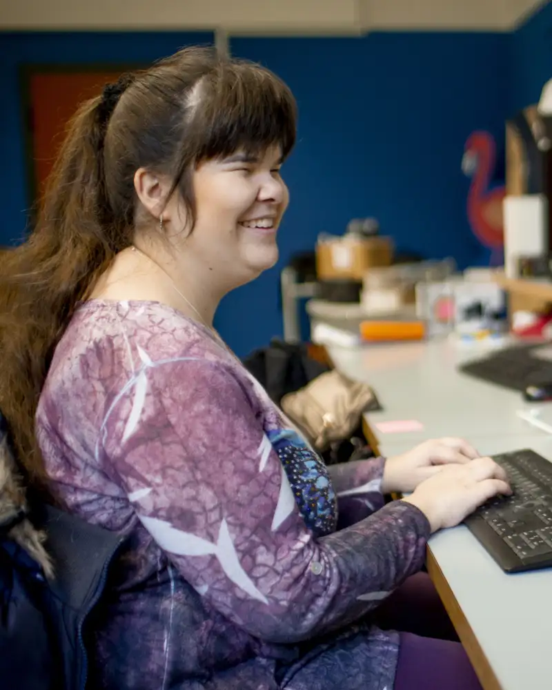 Eine Frau am Computer