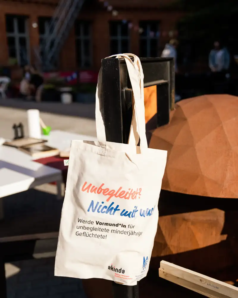 Eine Jutetasche mit der Aufschrift "Unbegleitet? Nicht mit uns"