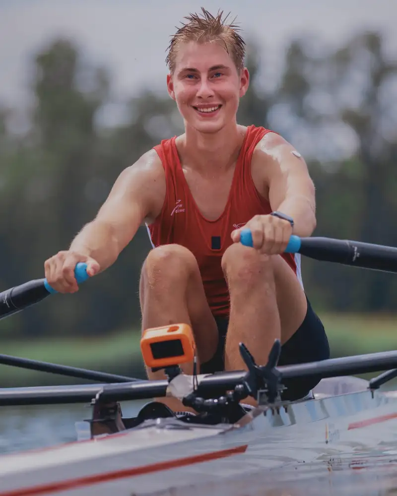 Eine Mann im Ruderboot